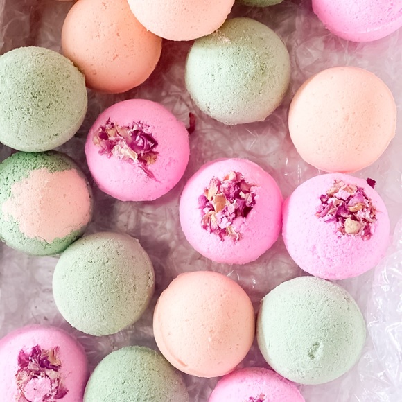 Handmade bath bomb// cotton candy fragrance - Picture 4 of 4